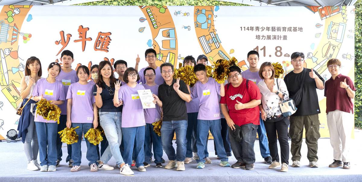 新北特校學生代表蘇芷彤接受新竹美學館感謝狀