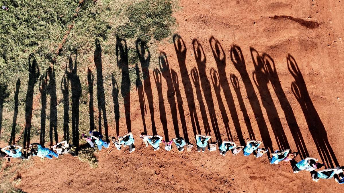 豐珠中學(績優學校獎高中組)與史瓦帝尼當地學生進行傳統舞蹈跟課程交流