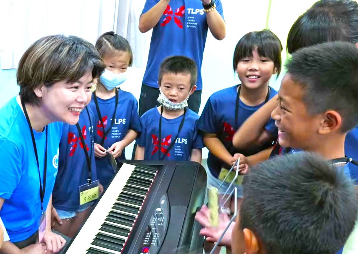 洪晴瀠秀朗國小(教學傑出獎)深孩子們下課後仍圍繞著老師，展現對藝術的熱切好奇與求