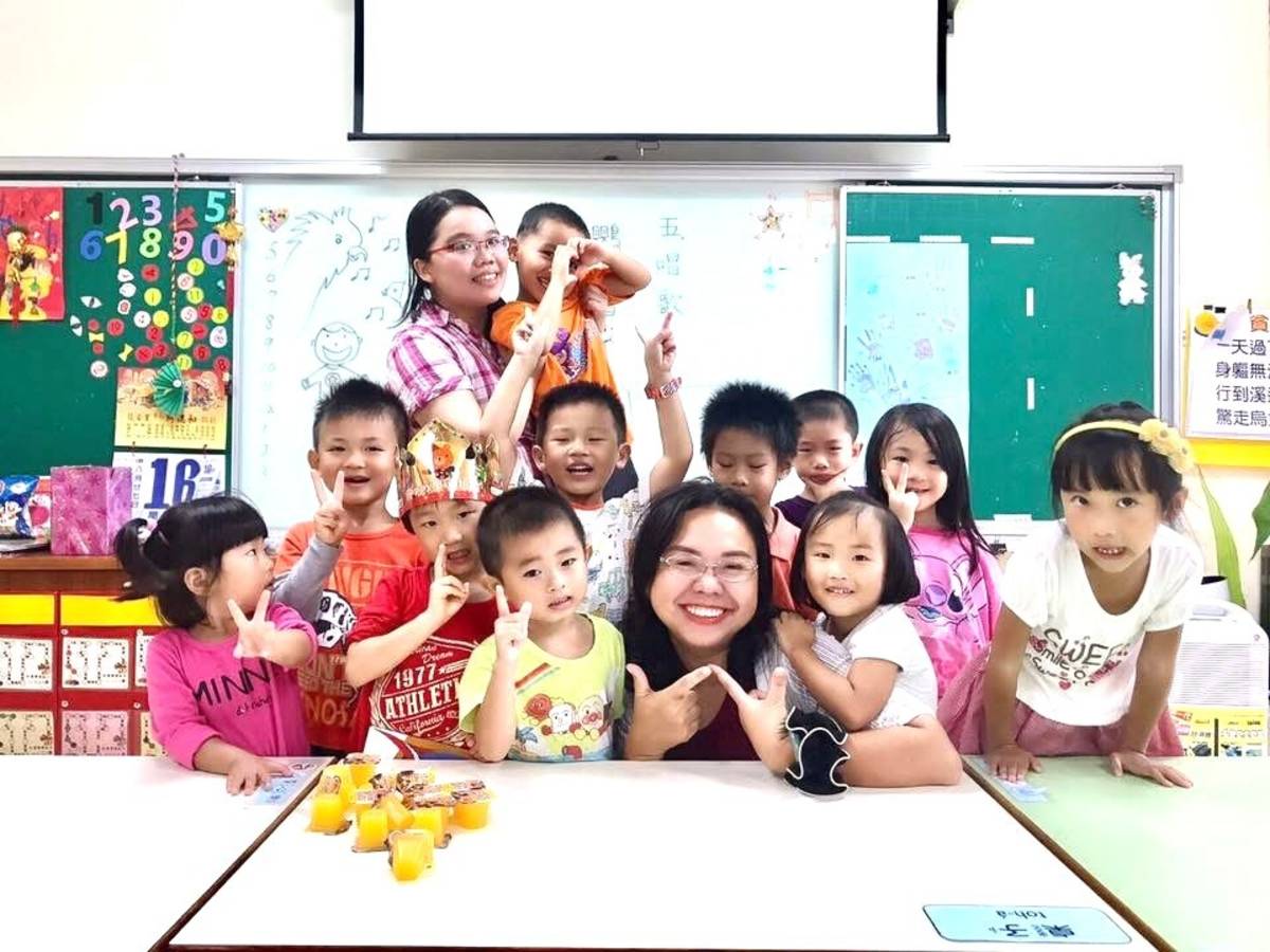 陳玉芳校長安坑國小(活動奉獻獎)深受師生喜愛的甜甜校長，以藝術作為最佳溝通方法