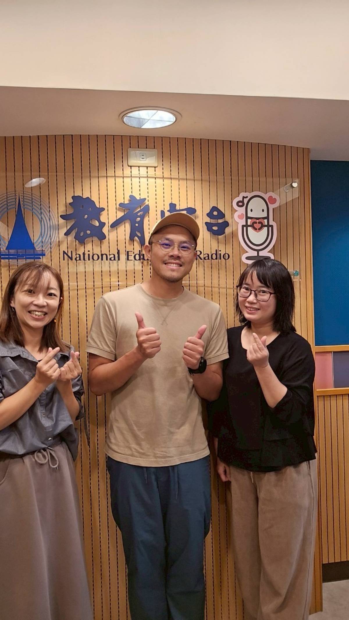 由左至右為主持人米果、來賓謝宜澂、主持人梅英。