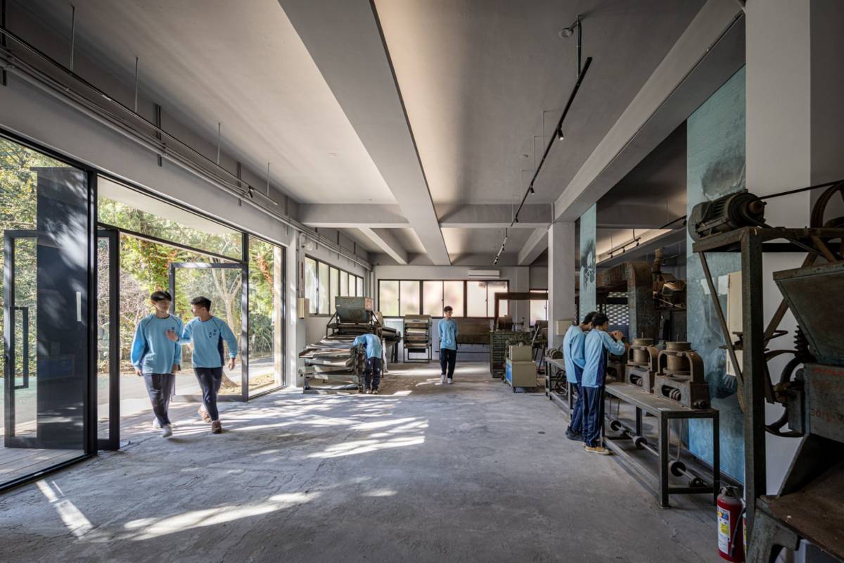 國立關西高中「關西製茶所」：展覽區依據製程順序調整機具位置，鋪陳茶產業文史的沈浸式展示層次