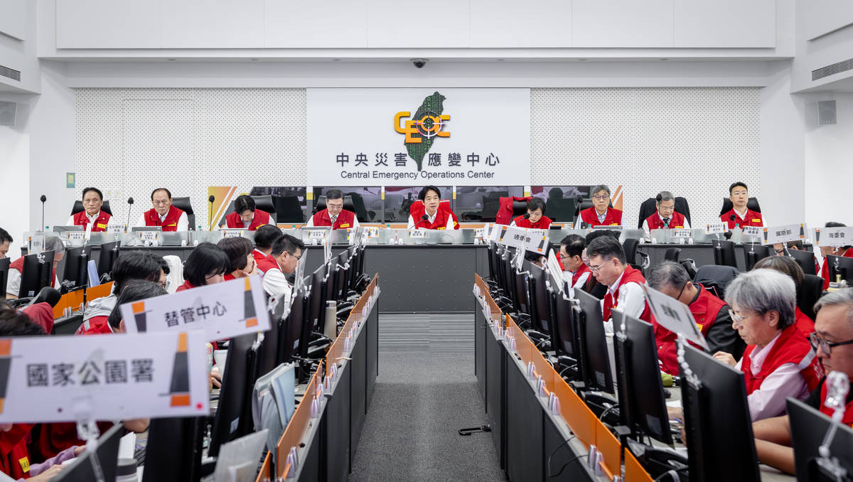 賴清德總統視察中央災害應變中心。(總統府提供)