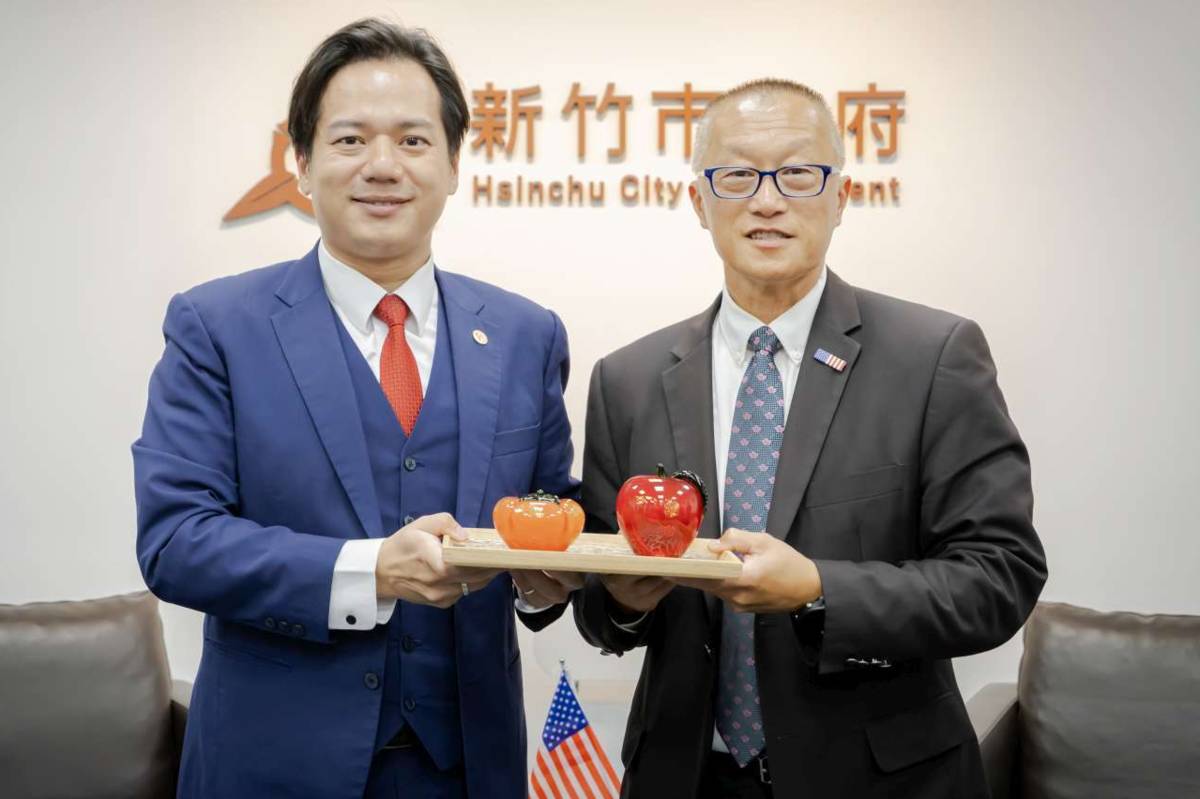 邱臣遠代理市長會後致贈竹市特色玻璃藝品「一柿蘋安」。（新竹市政府提供）
