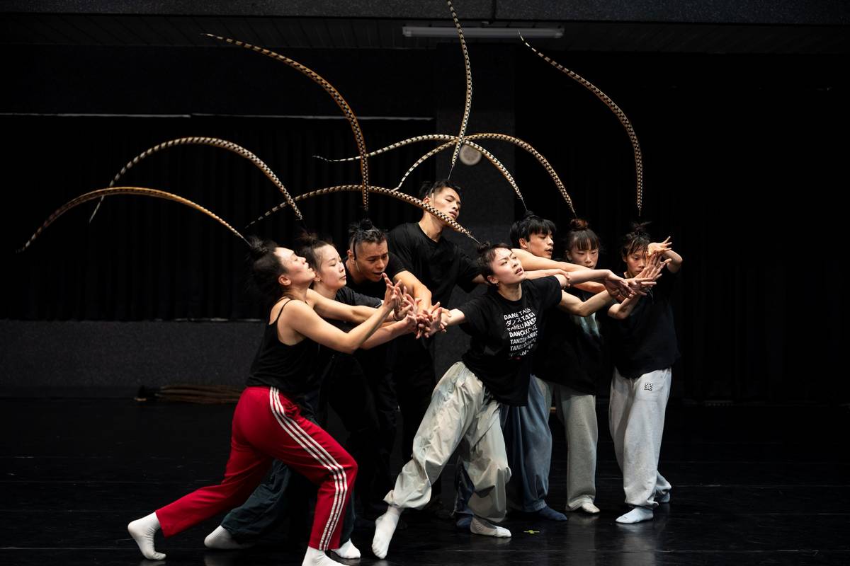 舞者化身為振翅欲飛的羽人，展現對自由與超越的渴望。（李欣哲攝影，翃舞製作提供）