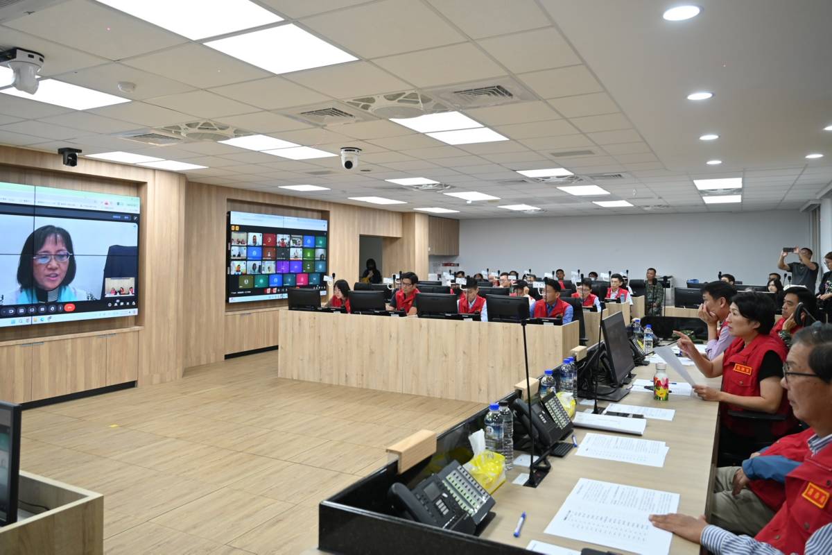 饒縣長啟動應變中心視訊設備，分別與各鄉鎮市長或秘書、課長進行視訊。