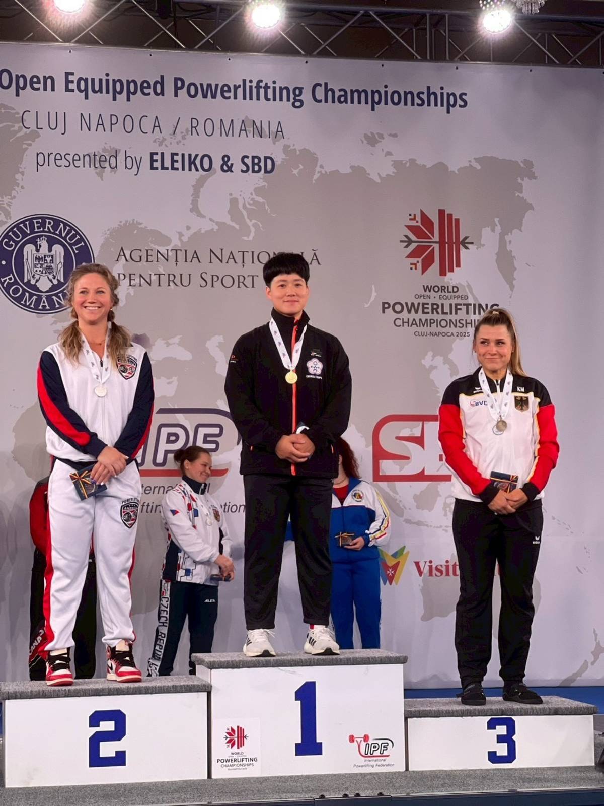 2025 年世界公開裝備健力錦標賽第2天賽事，黃彥慈在女子57公斤級臥舉、總和項目，為我國再添2金。(運動部提供)