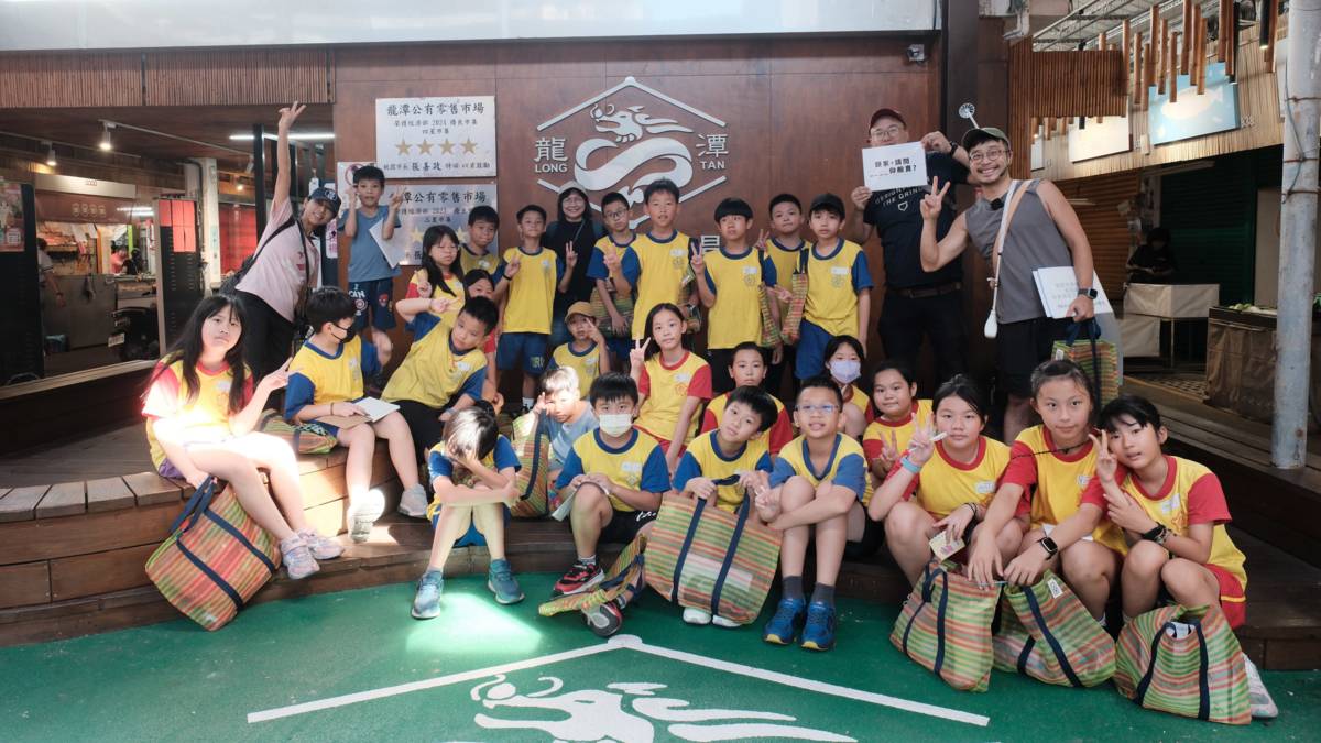 龍星國小學生走入龍潭百年市場，課程將市場化身遊戲場域(圖片/微光生活設計室提供)