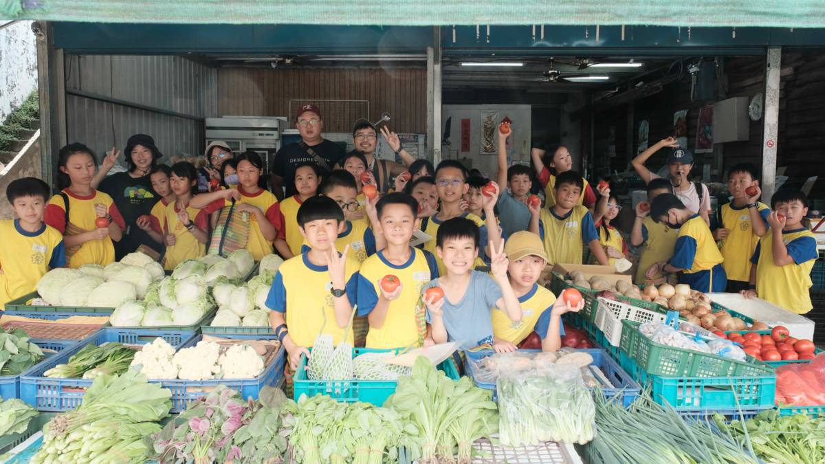 龍興國小走入龍潭百年市場，學習用客語買菜(圖片/微光生活設計室提供)