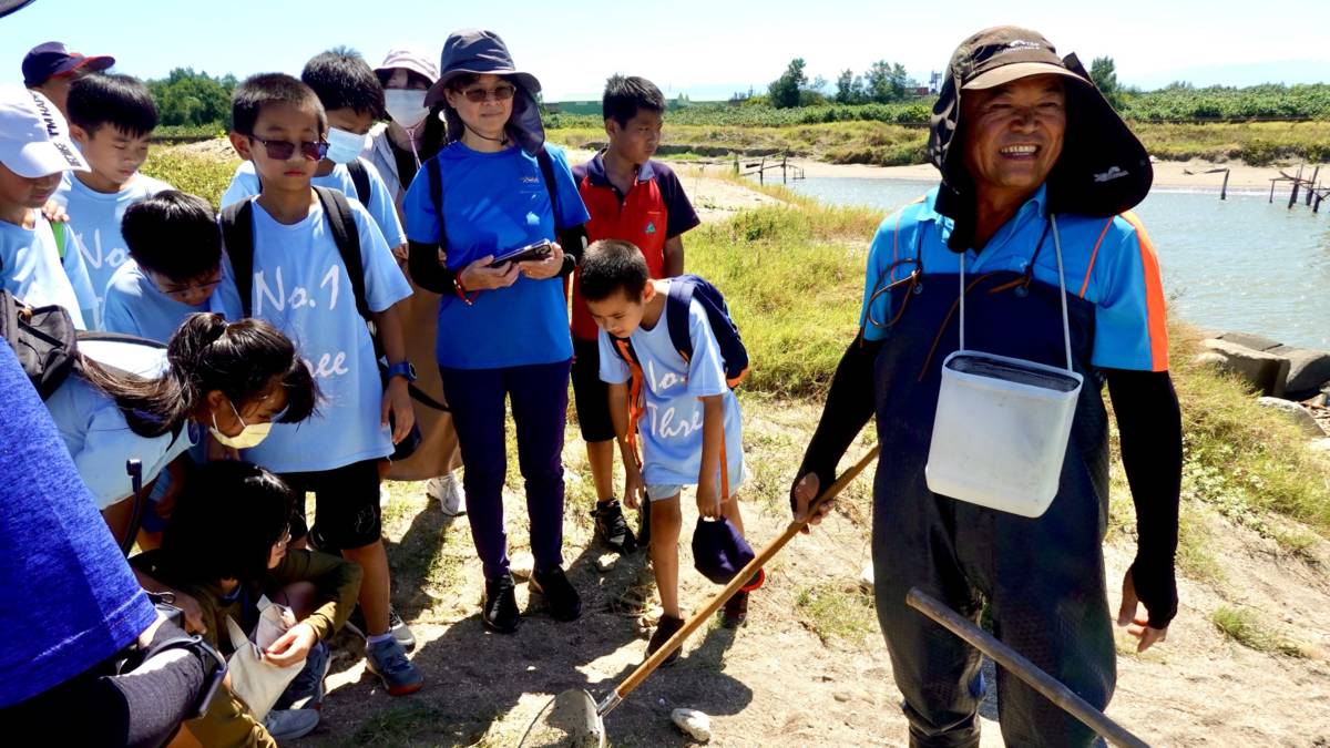 大園國小踏查許厝港，體驗捕鰻苗職人林清安近60年技術(圖片/微光生活設計室提供)
