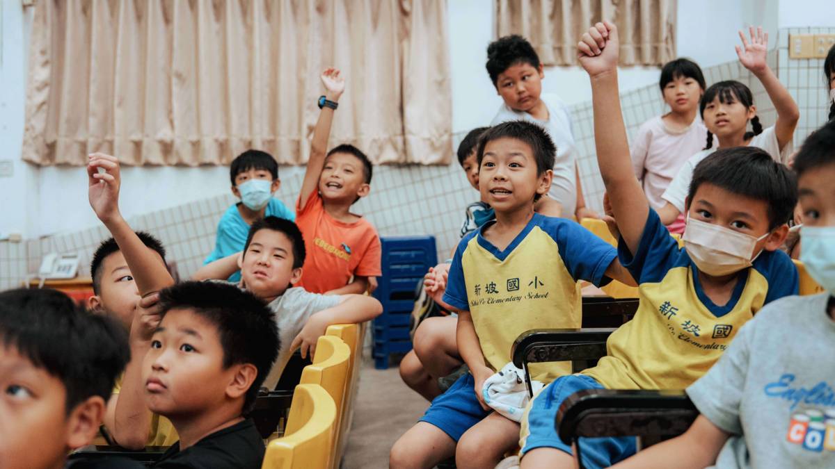 新坡國小認識校園埤塘文化課程，學生搶答(圖片/微光生活設計室提供)