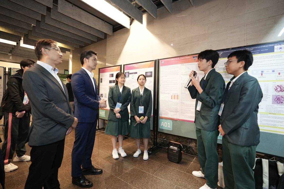 來自馬來西亞的馬六甲培風中學學生分享科學專題