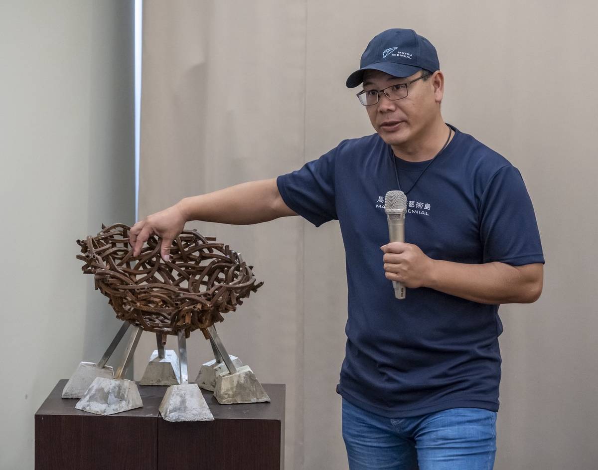 馬祖藝術家陳益輝分享以戰地前線特有的軌條砦和水泥墩為靈感創作出的裝置藝術「築巢」