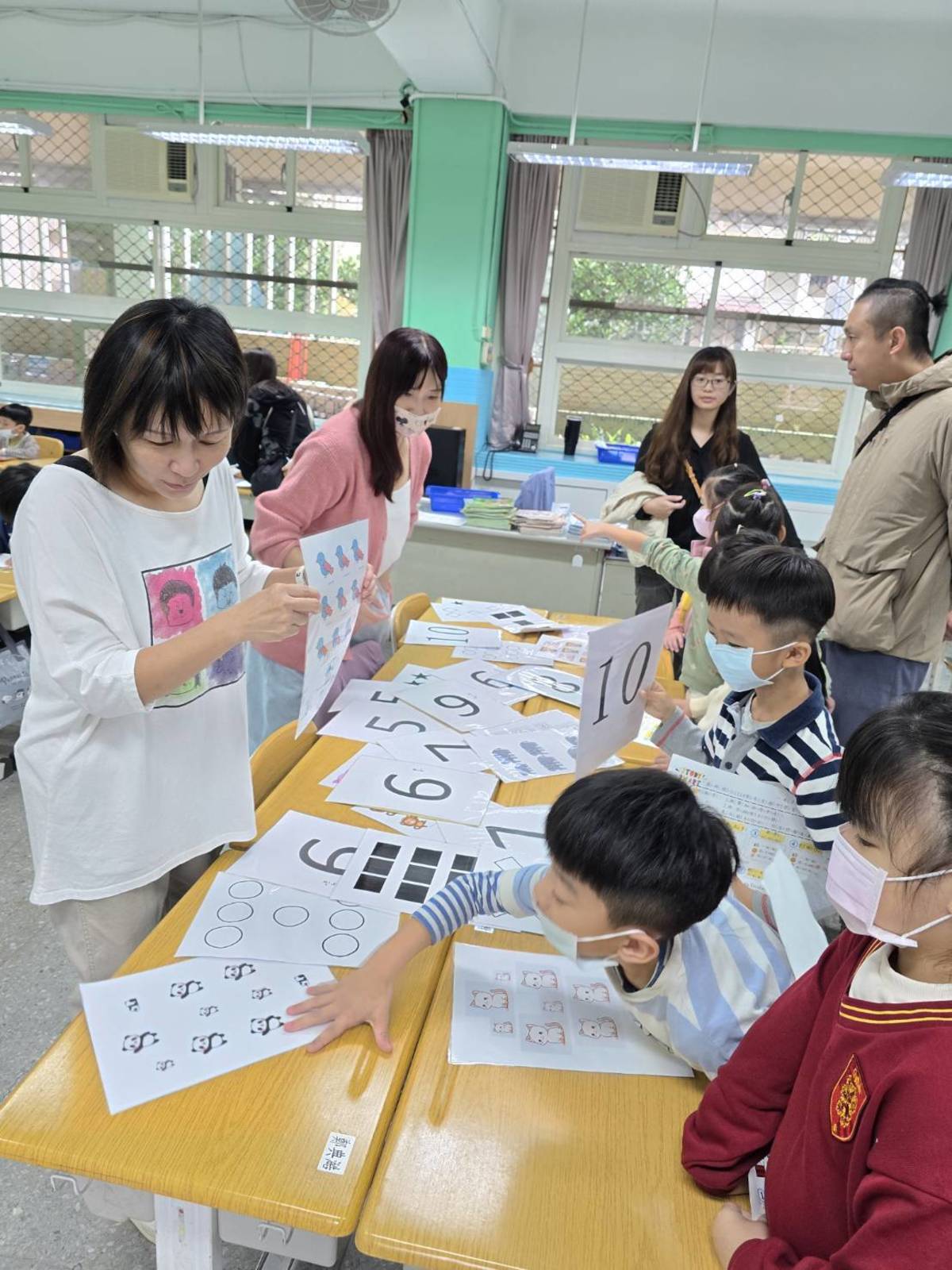 「數學好好玩」透過圖片與數字對應，學生找出相同點數的數字牌
