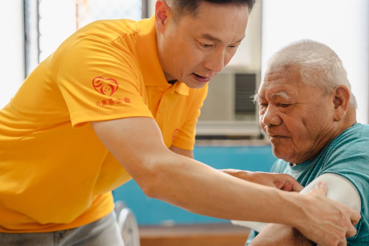 謝祖武拍攝「歲末傳愛」年度公益影片，用心陪伴偏鄉長輩