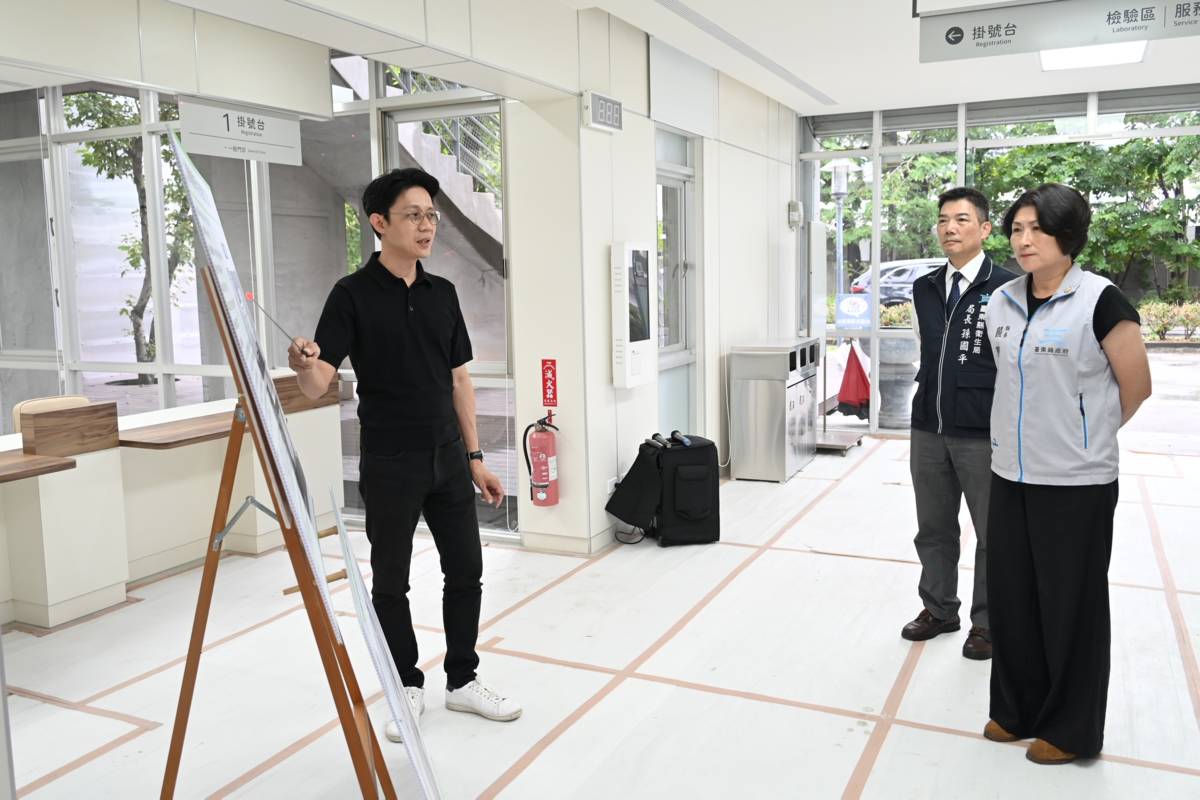饒慶鈴縣長視察全新完工的臺東市衛生所，並聽取簡報。