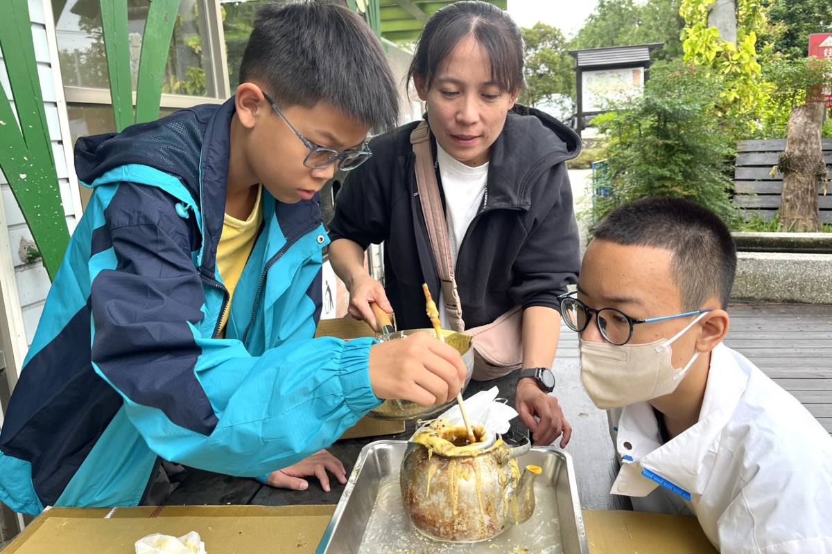 臺東關山米國學校設計有趣的體驗課程，讓親子一起動手做。
