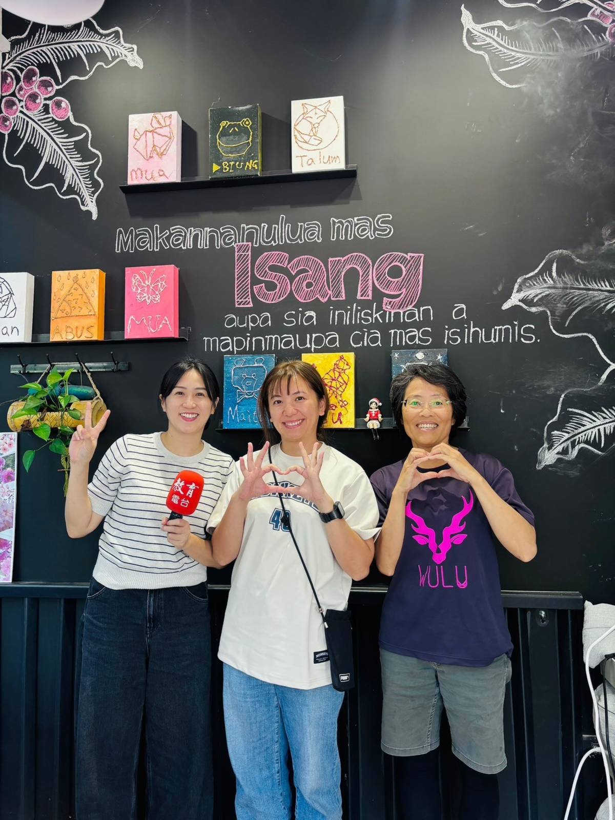 文君主任(中)、菁華老師(右)分享親師生的互動故事