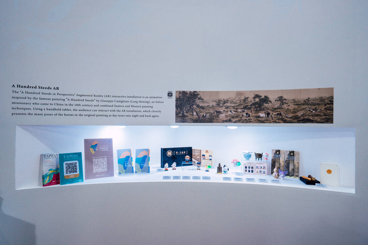 故宮展出與各全球知名IP品牌如LINE FRIENDS、三麗鷗等合作商品。（故宮提供）