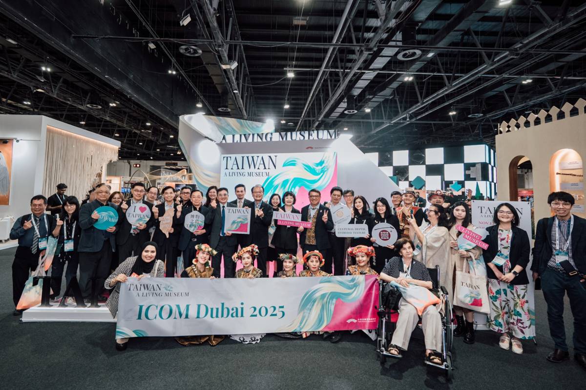 臺灣館開幕交流會國內外貴賓留下合影。（故宮提供）