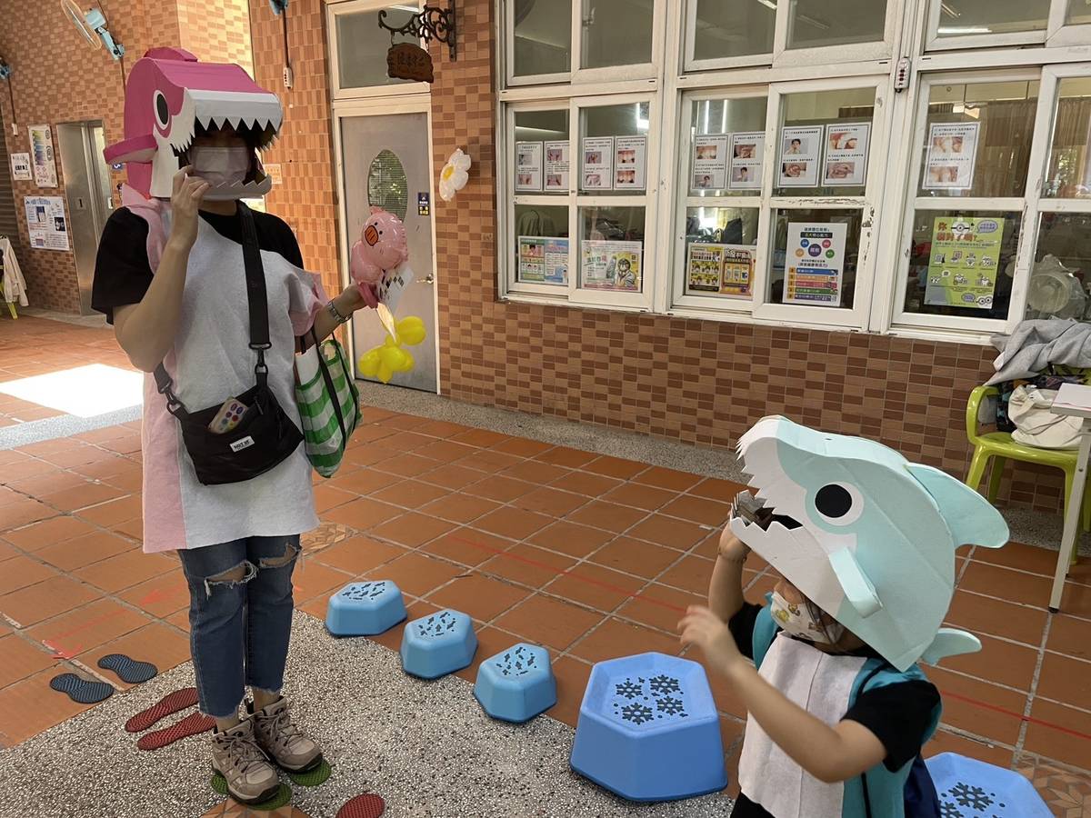 冰雪女王關卡  由孩子扮演小鯊魚跨過浮冰找鯊魚媽媽 主要是篩檢孩子大肢體動作的發展