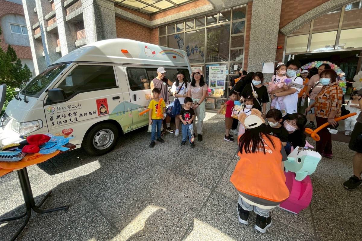 新北市第4區早期療育社區資源中心在三峽中園國小，結合語言治療所、玩具銀行等16個單位，共同舉辦「童話狂歡節」闖關活動  吸引許多家長帶小孩參加