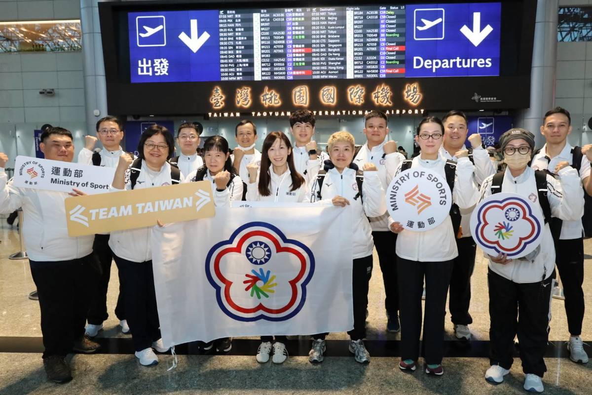 運動部適應運動司林佩君司長與表齡球及射擊代表團合影。(運動部提供)