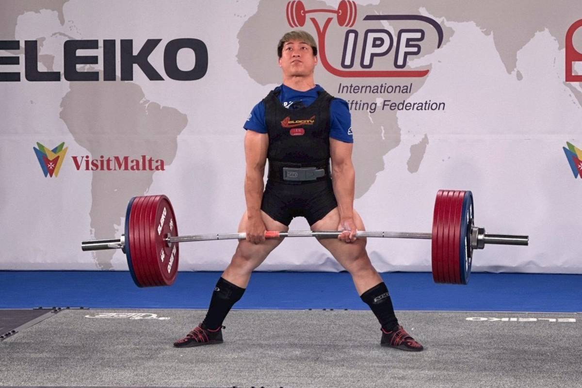 我國選手江凱傑在2025年世界公開裝備健力錦標賽男子83公斤級硬舉項目成功舉起332.5公斤，奪得金牌。(運動部提供)