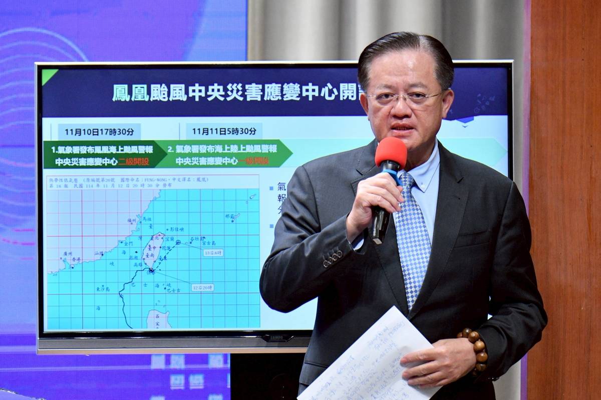 內政部消防署署長簡煥章說明颱風整備與因應工作。(行政院提供)