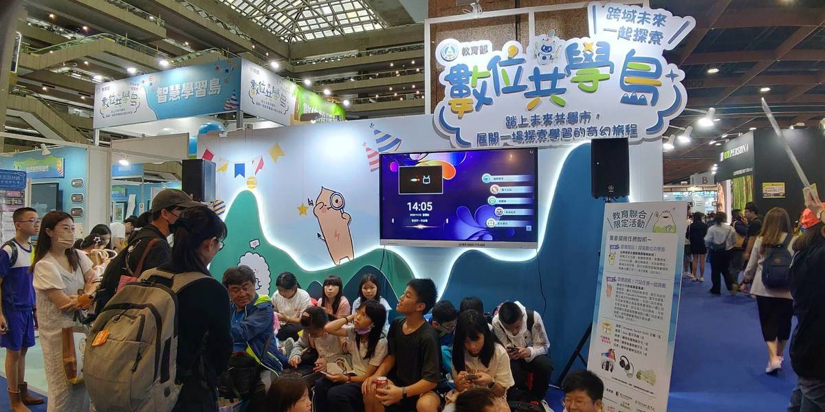 許多學校帶學生觀展