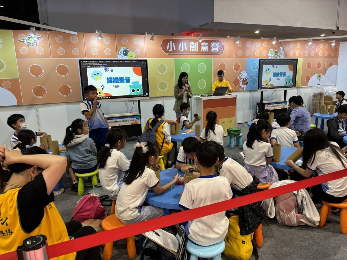 主持人小茱姊姊施賢琴在活動現場「小小創意營」帶領小朋友體驗聲音的秘密