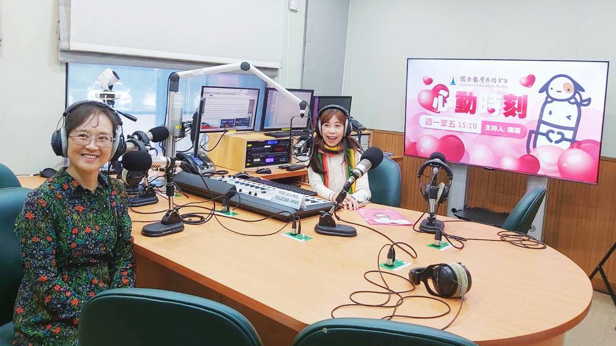 國立臺灣師範大學美術學系江學瀅副教授 (左)與端端主持人