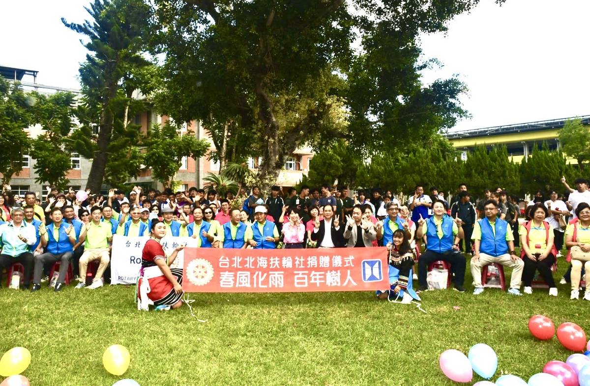 關山工商師生與臺北北海扶輪社人員合影