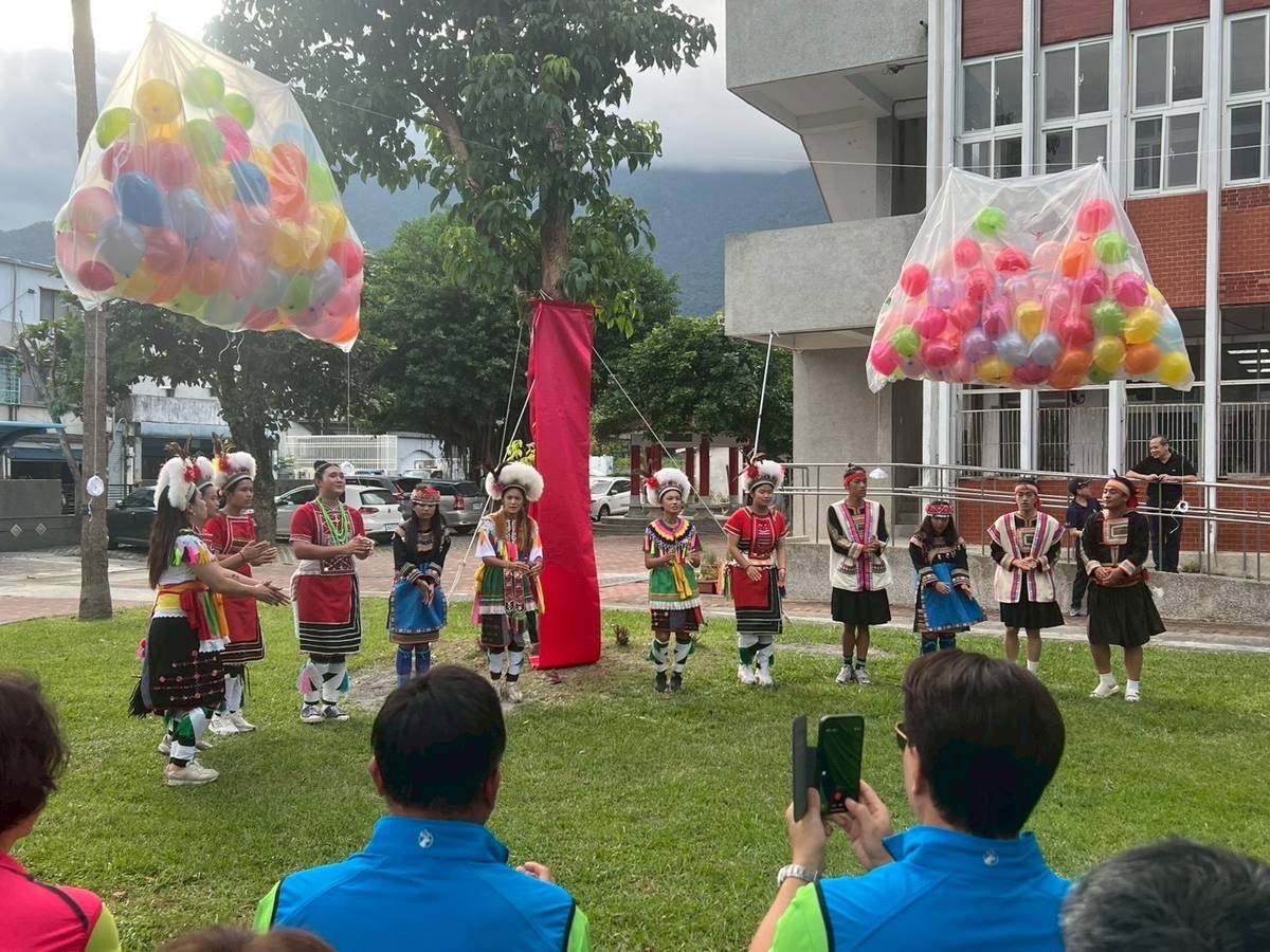茄苳樹捐贈典禮中，關山工商安排原住民舞蹈。