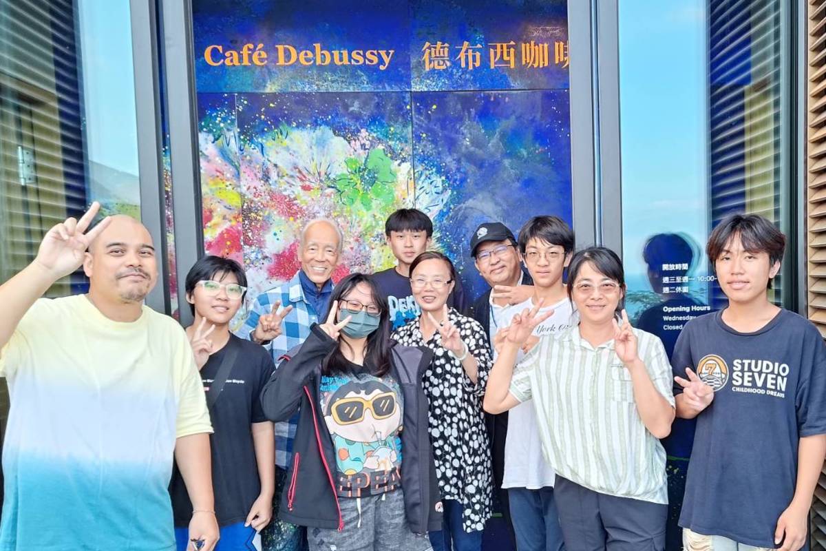 國立成功商水執行東區美感計畫，辦理一日美感參訪活動，前往江賢二藝術園區參觀時，與江老師合影。