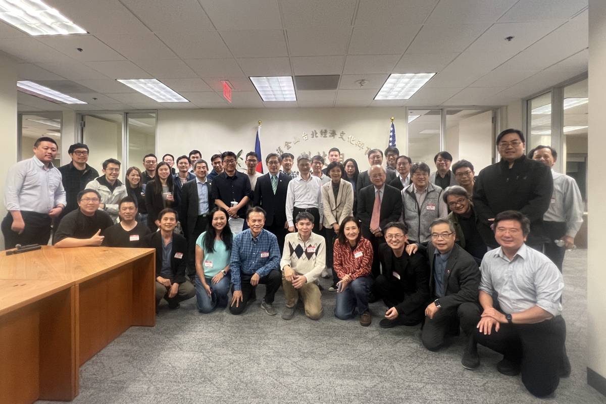 蘇振綱副主委於「臺灣智慧機器人產業與國際人才交流座談會」致詞表示，面對全球AI與半導體技術的迅速發展，臺灣擁有完整的半導體與ICT產業鏈，以及精密機械與製造實力，具備發展智慧機器人的獨特優勢。(國科會提供)