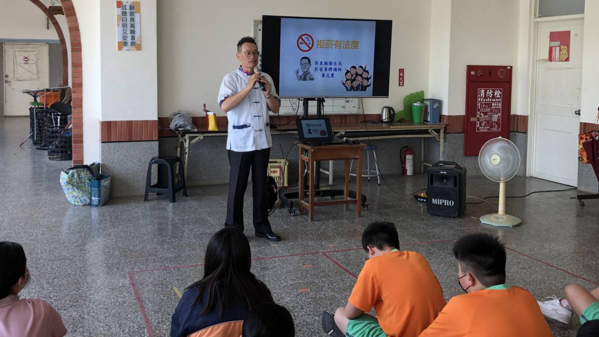 112學年度校園菸檳危害防制教育介入輔導計畫「網紅就是你」-國中組-優等成果-屏東縣萬丹鄉萬新國民中學 作品名稱：「對決！金煙盟與煙滅門」-屏東縣衛生局講師來校進行菸害講座