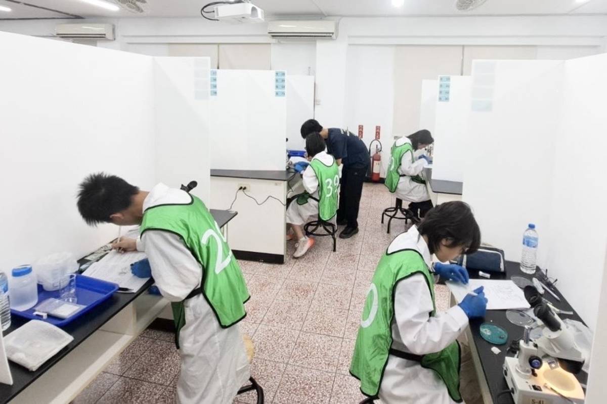 臺北市舉辦「114學年度普通型高級中等學校數學及自然學科能力競賽」，生物科參賽學生進行實驗