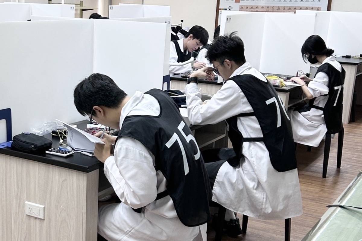 物理科參賽學生進行物理實驗