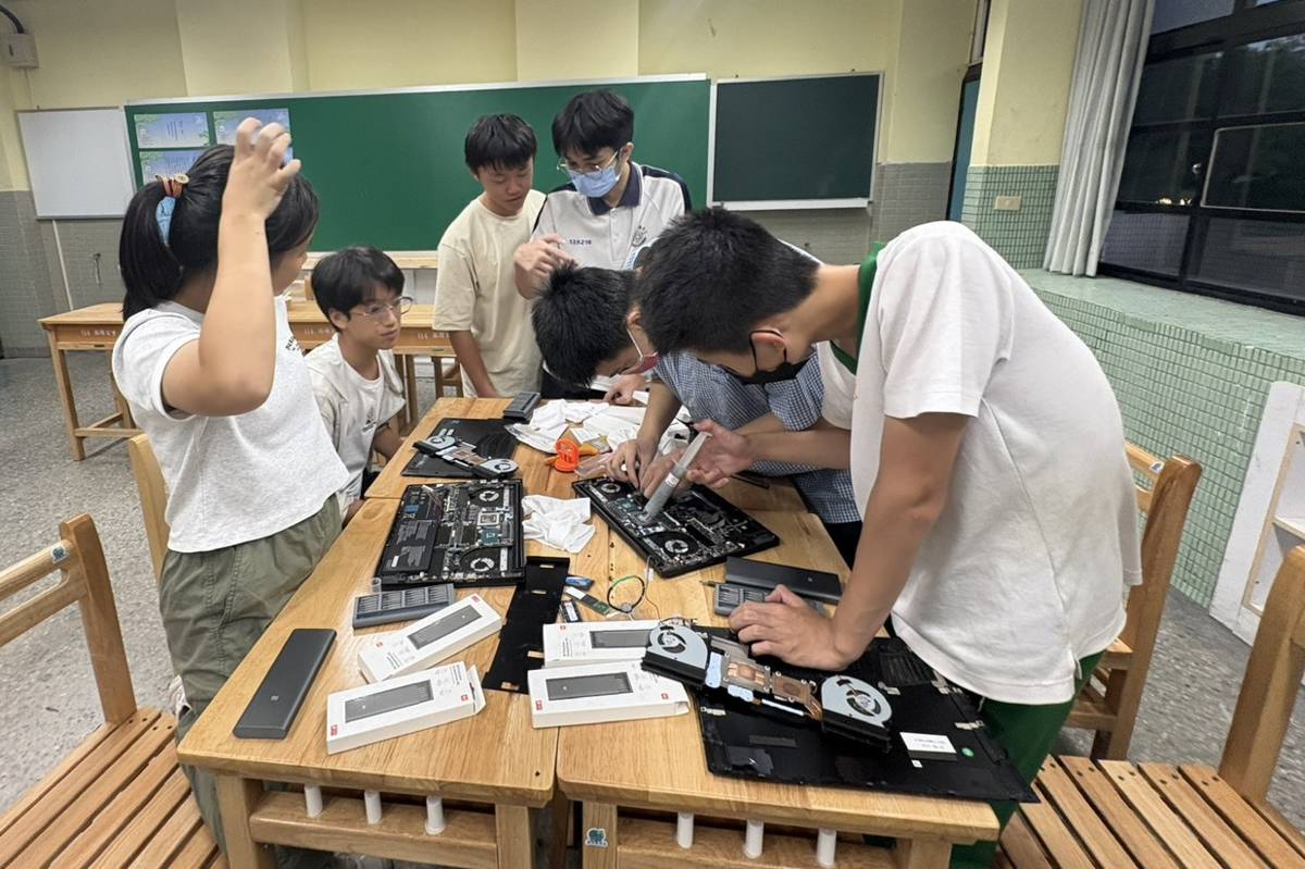 西湖實中學生學習組裝筆記型電腦，動手拆裝電腦