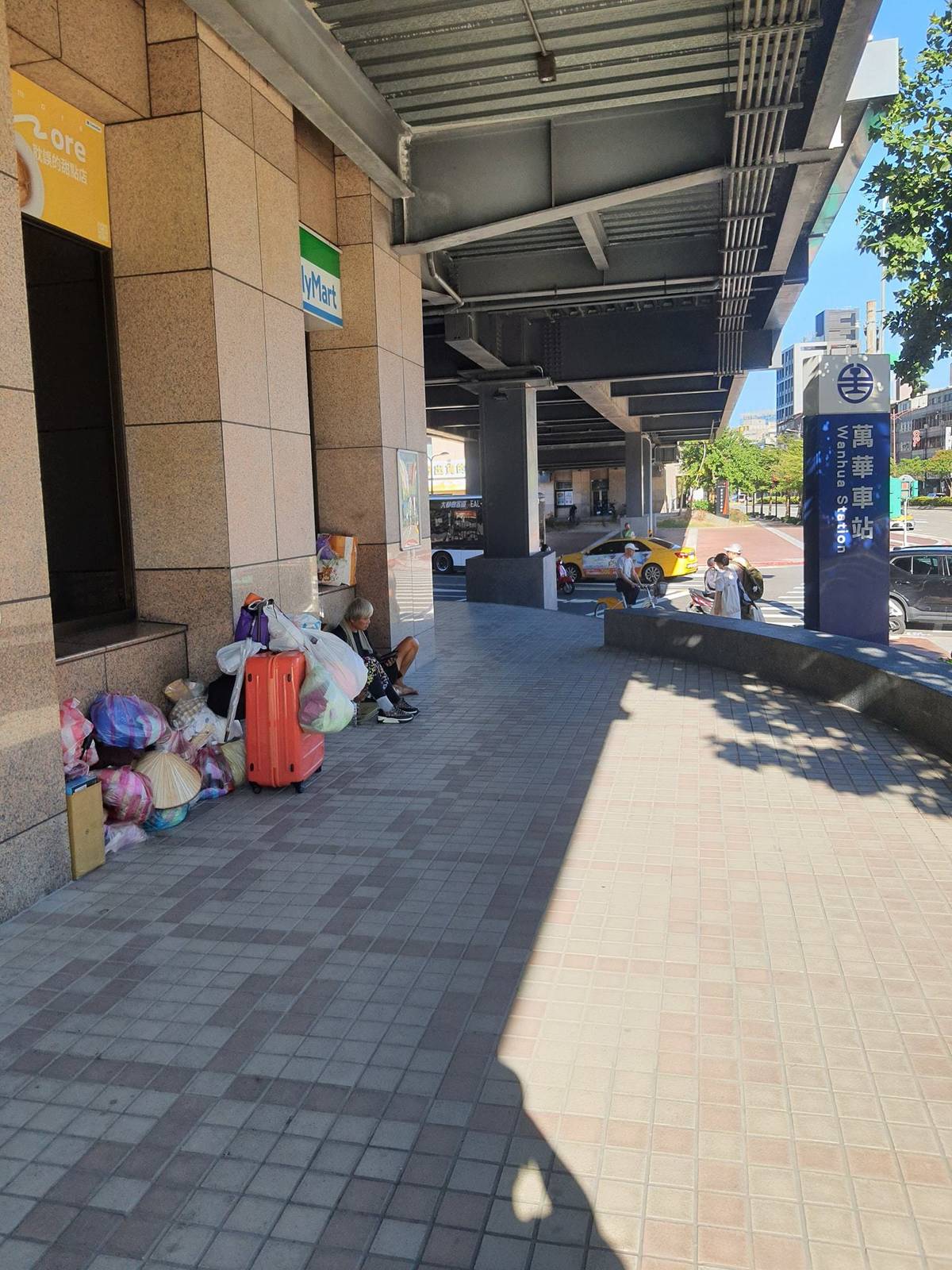 賴老師以台北車站為出發點，也到龍山寺公園、萬華車站，以及三重的橋下。