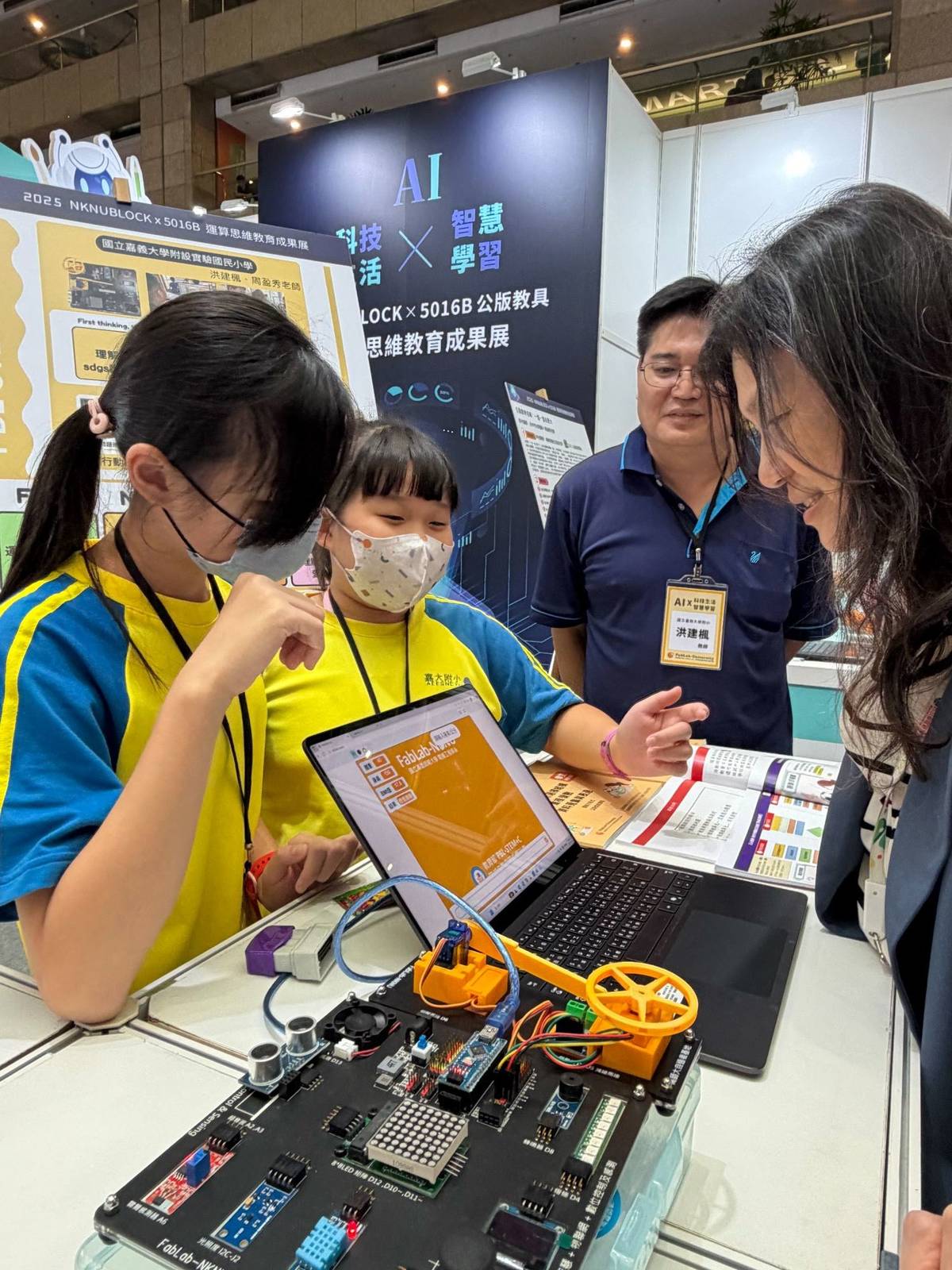 學生生動活潑講解生活創意想法