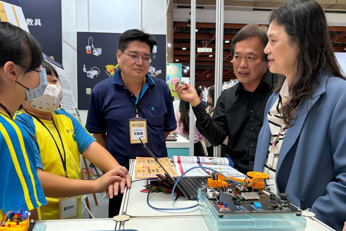 高師大林鴻銘院長(右2)向教育部師資藝教司王淑娟副司長(右1)說明跨域統整運算思維歷程