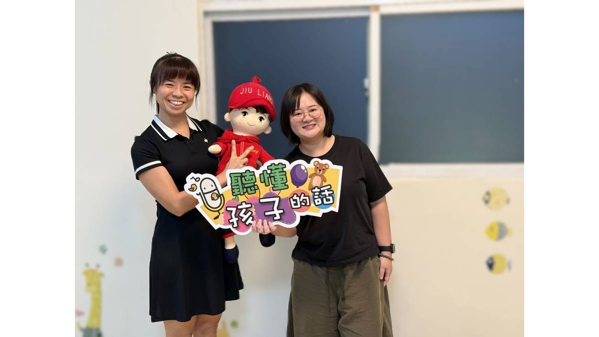 嘉義市民生國中蘇佳慧老師(左)與主持人彭欣怡老師(右)一起分享如何藉由界線而產生信任，讓親子溝通更順暢。
