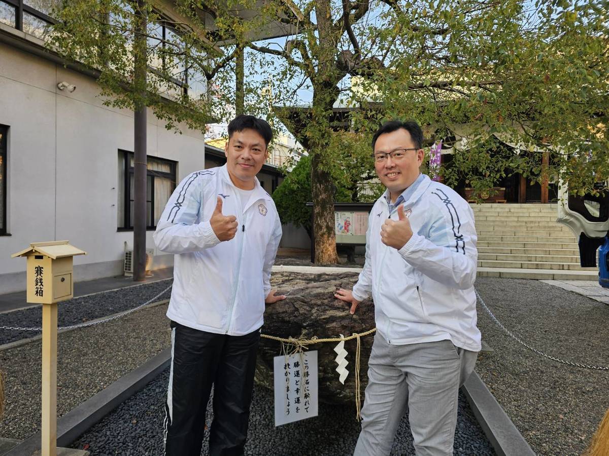 運動部鄭世忠次長與代表團林昭穎團長手摸「勝石」祈福，祝代表團邁向勝利。(運動部提供)