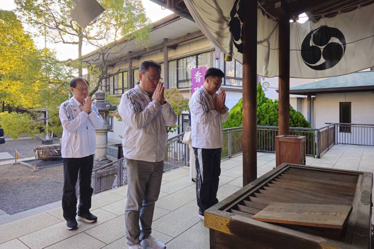 運動部鄭世忠次長與代表團林昭穎團長參拜龜戶香取神社，祈願參賽任務順利成功。(運動部提供)