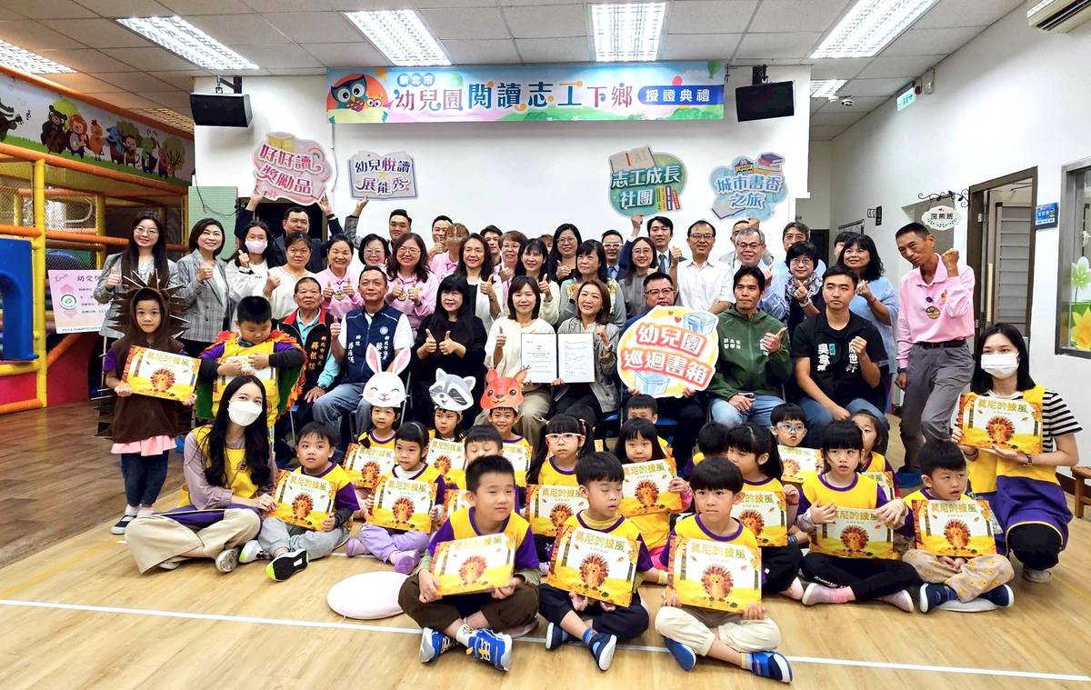 出席貴賓與手拿AI繪本實體書幼生合照