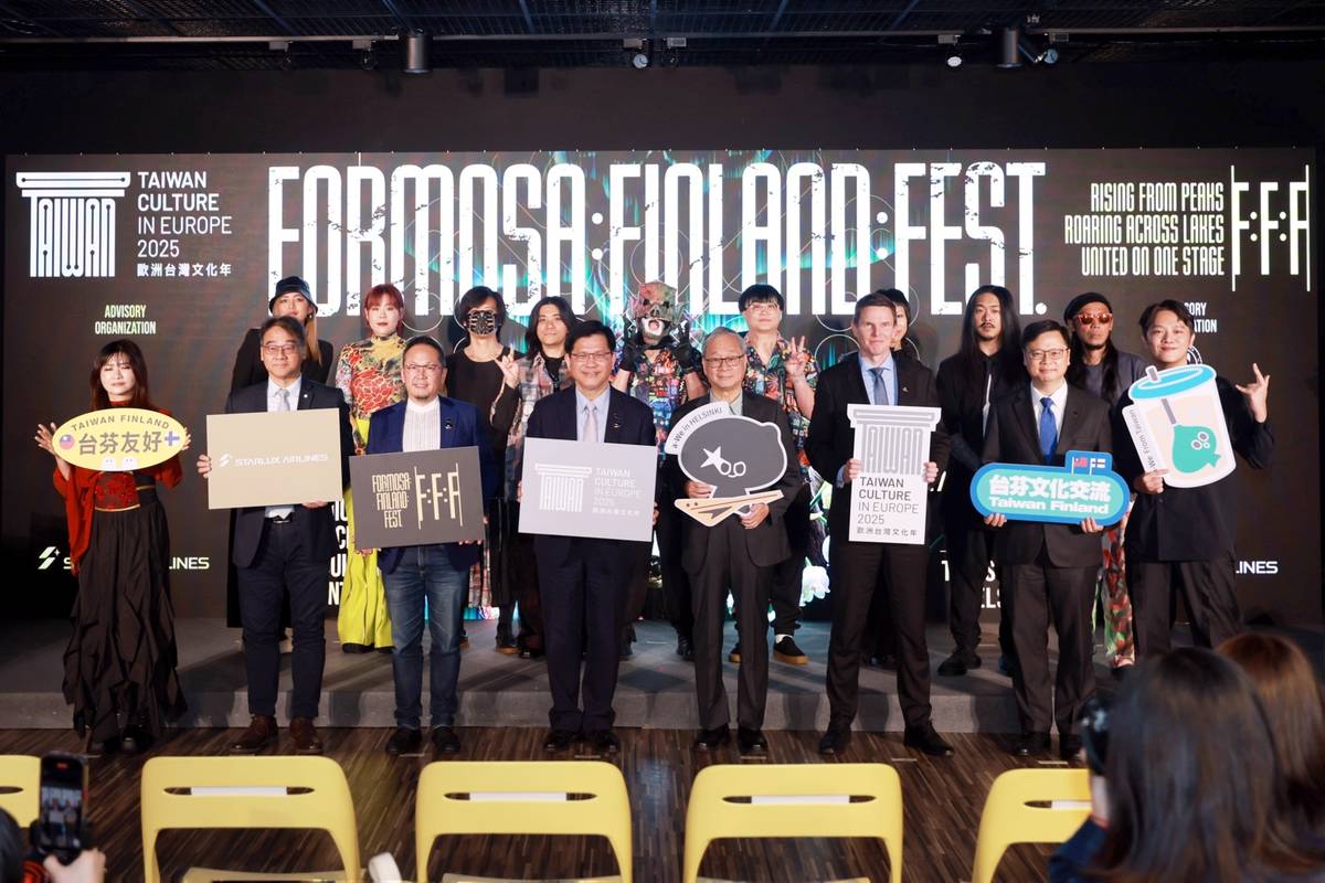 文化部長李遠（前排右4）、外交部長林佳龍（前排左4）ㄧ同宣布「歐洲臺灣文化年」系列活動之一「F_F_F音樂節」即將在芬蘭赫爾辛基舉行，6組臺灣與芬蘭樂團同台搖滾。(文化部提供)