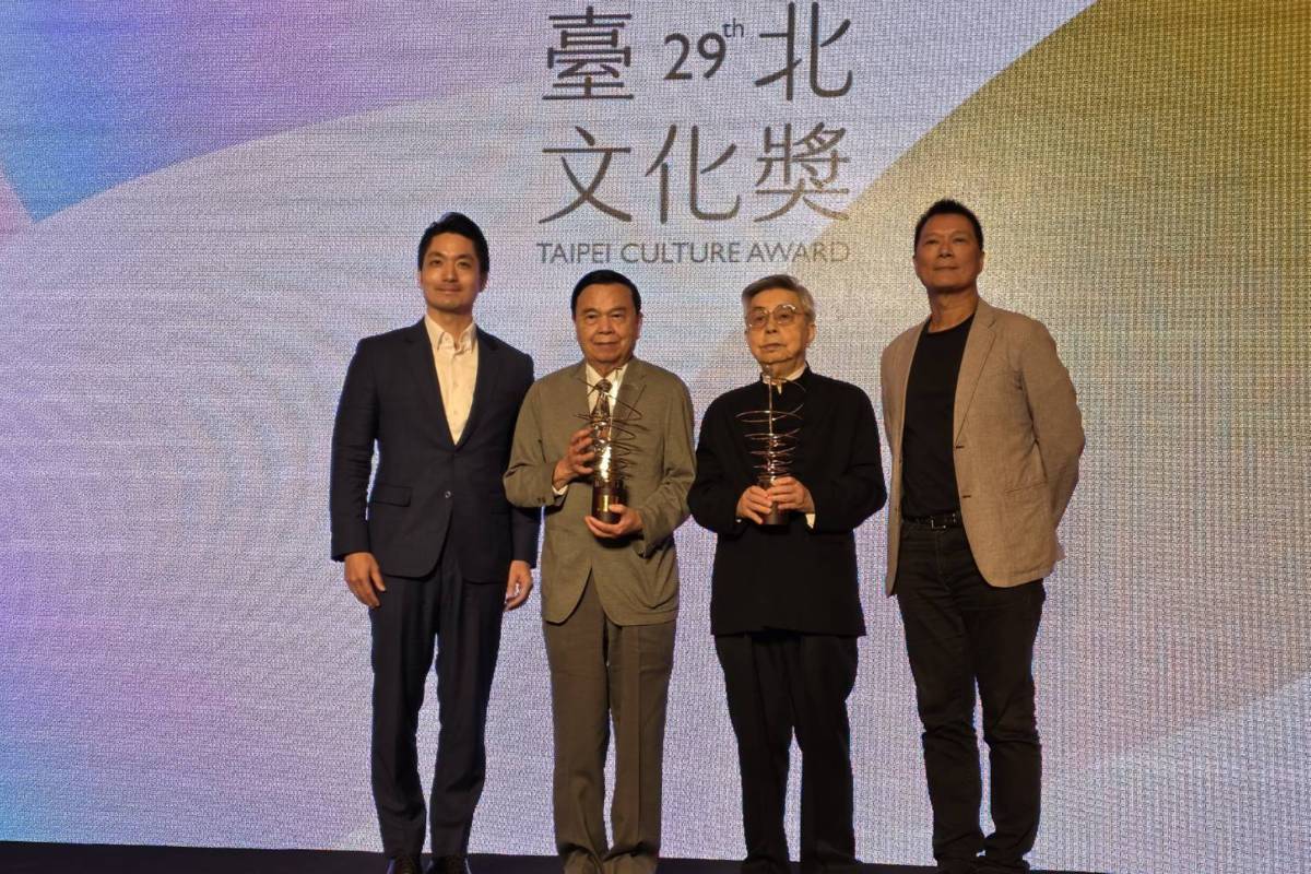 第29屆臺北文化獎得主「藝術家」雜誌社創辦人何政廣（左二）、「爾雅」出版社創辦人隱地（右二）