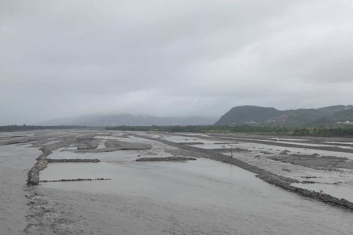 上次水覆蓋工程受損後，原本修復進度已達七成，但這次鳳凰颱風帶來豪雨，再度沖毀約三成。